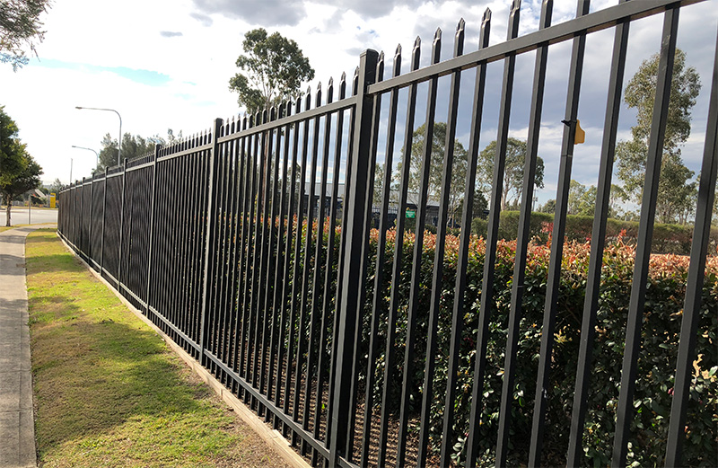 What Are the Advantages and Cons of Metal Steel Fences